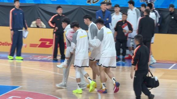 朱芳雨目光紧随！徐杰受伤被队友背下场牵动全队