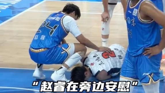 徐杰被周琦撞飞误伤瞬间 赵睿紧急呼叫队医