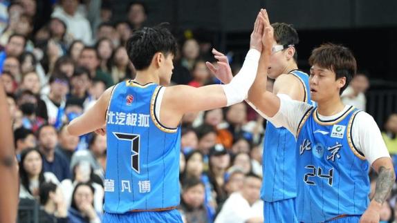 曾凡博首秀18分 徐杰伤退 北京终结广东8连胜
