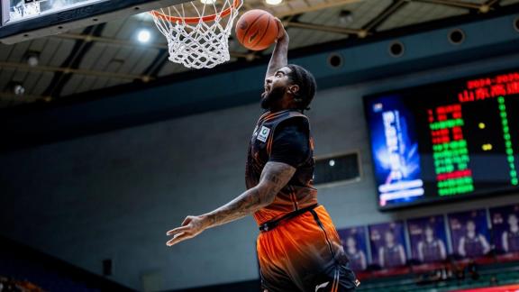  克里斯全能发挥爆砍36分！山东15分大胜新疆