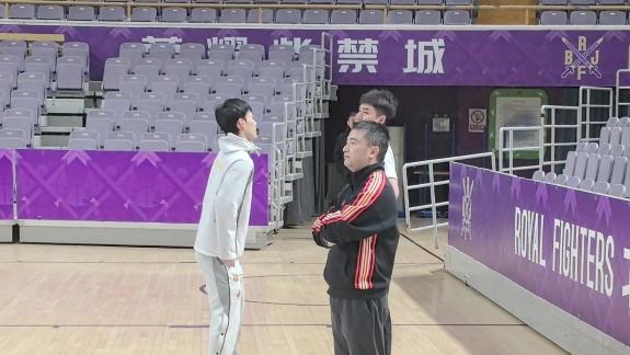  期待早日康复！徐杰现身球馆未进行踩场训练