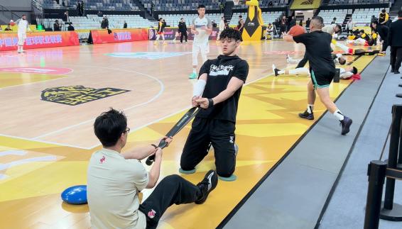 能否延续火热状态？现场直击曾凡博赛前拉伸