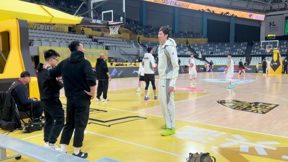 期待客场复仇！周琦赛前拉伸放空自己神态轻松