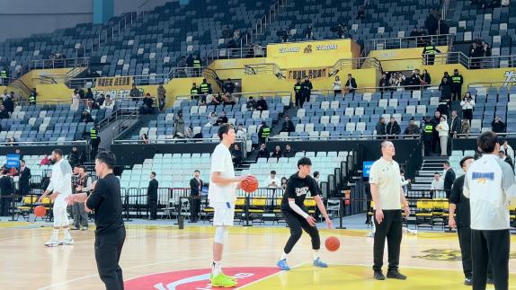 依然苦练罚球！周琦练习罚球连中手感不错