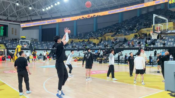 另类投篮训练方式！曾凡博单脚起跳底角三分连中