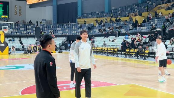  兄弟们先练我随后！赵睿不断给队友喂球笑容满面