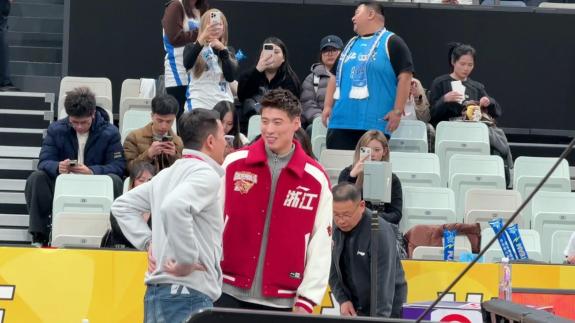  因伤休战现身黄龙！程帅澎观战广厦PK北京