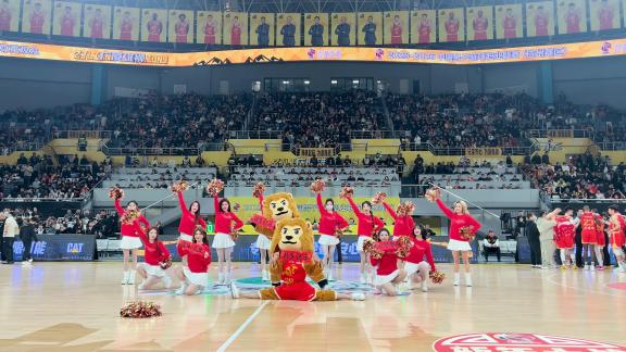  青春气息！广厦啦啦宝贝红衣白裙热舞尽显俏皮