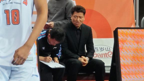 刘炜离任！新疆新帅姜正秀着西装迎教练生涯首秀