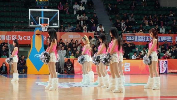  小背心+毛毛靴！福建拉拉队演绎冬天里的一把火