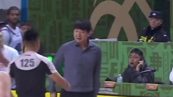 怒摔西装！邱彪暴怒不满裁判判罚 被驱逐离场