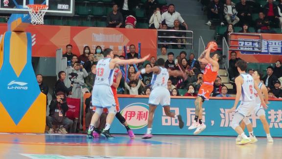 1.5秒绝平！特莱斯撤步后仰跳投将比赛拖入加时