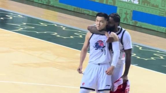 终于等到爆发！高诗岩连中三分后疯狂撒盐庆祝