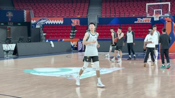 布朗加练三分 广厦中圈投篮大比拼欢笑满满