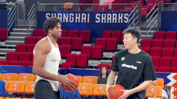 全力以赴！王哲林苦练投篮 张镇麟弹无虚发