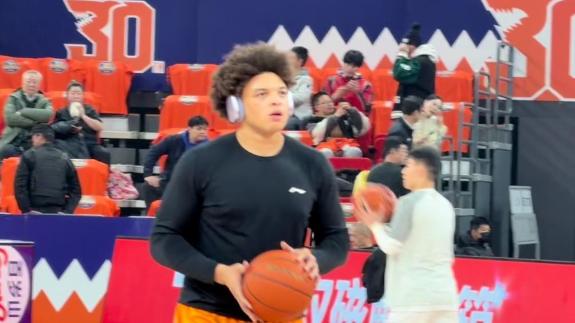 闲庭信步！洛夫顿赛前训练 小胖戴耳机面露轻松