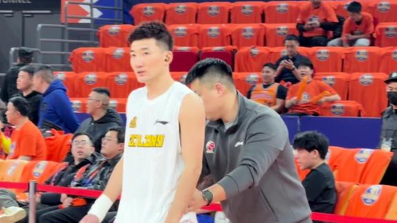 广厦众将赛前训练！孙铭徽场边热身塔克认真投篮