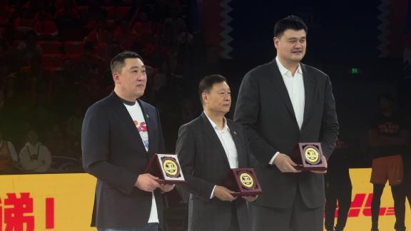 荣耀功勋！上海队授予姚明李秋平章文琪纪念徽章
