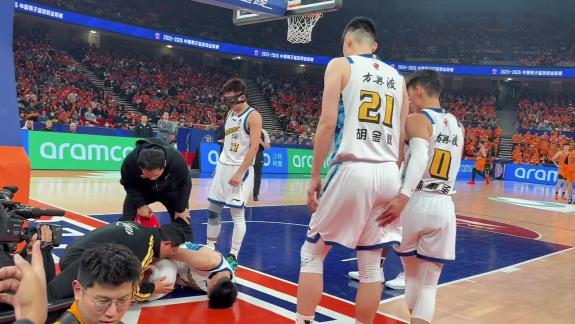 愿无大碍！朱俊龙争抢时疑似脚踝受伤被搀扶下场