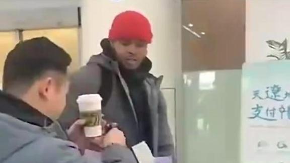 辽篮新援来了！前四川外援马库斯·亨特抵达沈阳