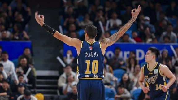 广东克深圳！奎因轰30分6板9助 贺希宁砍24分