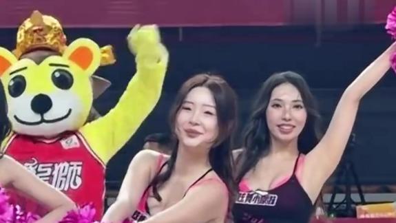 可爱芭比粉配小狮妹！广州啦啦队活力满满