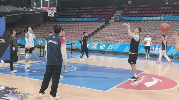 高诗岩后撤步三分训练 邱彪亲自指导郭凯投篮