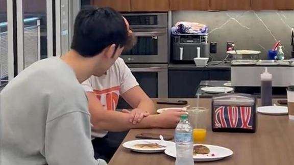 看看伙食咋样！张博源参观伊利诺伊大学食堂