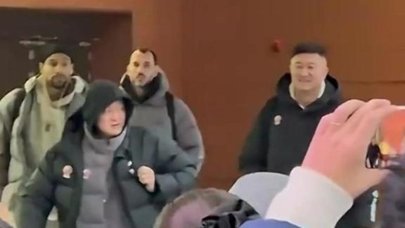  杜锋微笑！辽宁球迷接机广东：1234我爱辽篮