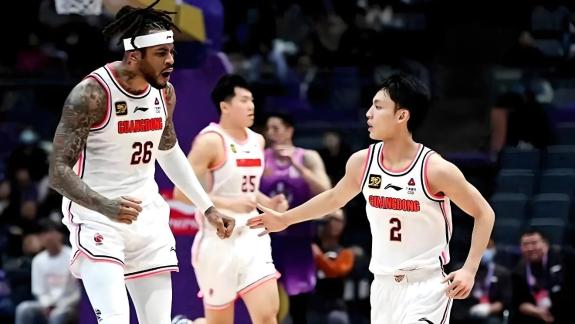 辽粤战！莫兰德拉着徐杰唠嗑：中锋之间的对话