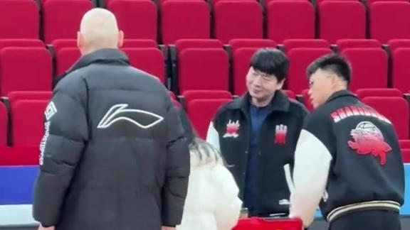  邱彪解禁带训！打趣王世龙：比赛别生气 悠着点