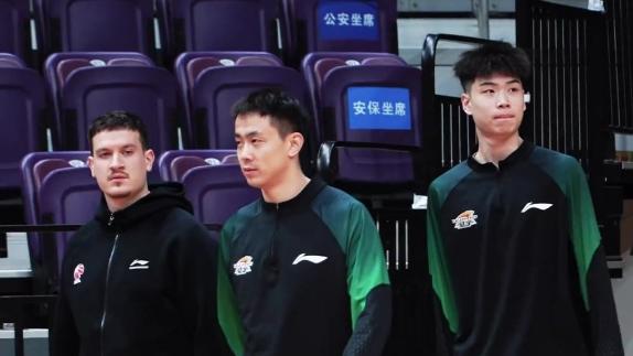  赵继伟参加辽粤战球队训练 和亨特进行战术演练