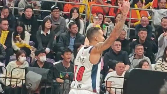 辽粤大战的火药味！奎因下场双臂招呼辽宁球迷