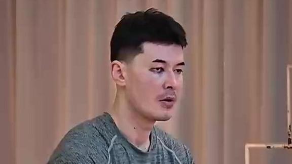 强度拉满！阿不都被打眼睛 眼眶淤青仍明显