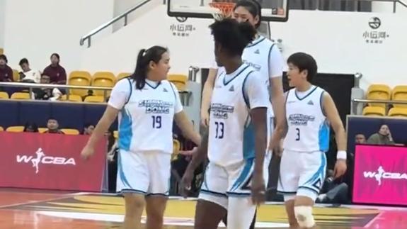 也想夺冠！贺希宁观战广东女篮：主打一个学习
