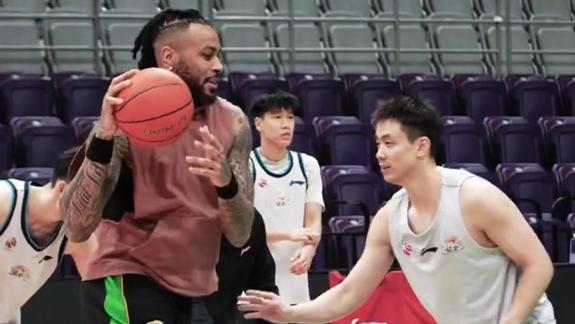 1V1谁赢？赵继伟训练单防莫兰德 俩人增进感情