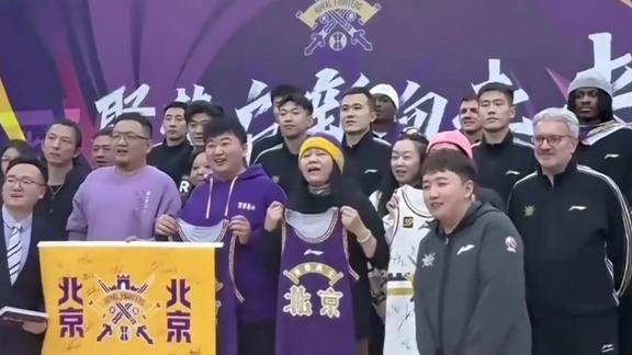  队史CBA五百场里程碑！北控球迷为球队送真心祝福