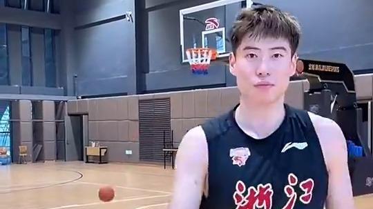  程帅澎恢复训练三分狂准 休息回家撸猫展现柔情