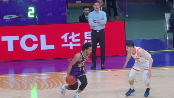 和BGM融为一体！小尼尔森闲庭信步突破上篮打进