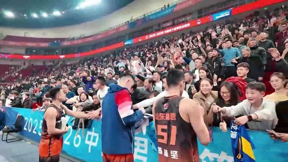  八连胜收官！山东男篮赛后温暖时刻感谢到场球迷