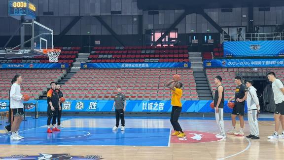 山西男篮踩场罚球训练 张宁随队现身北京客场