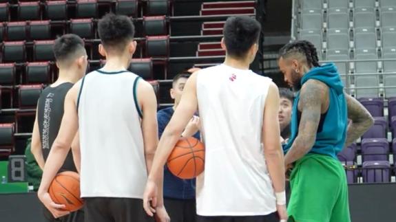  开小会！杨鸣嘱咐内线球员在防守端做重点部署