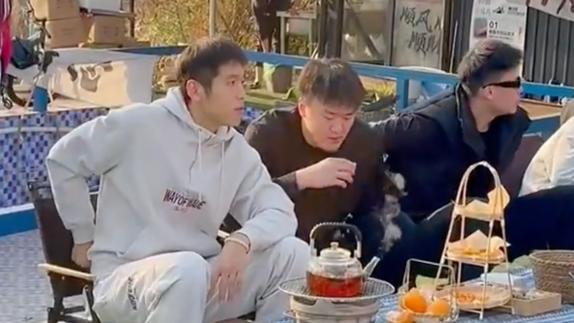  浙江队团建！围炉煮茶打扑克 李悦洲馋上烤全羊