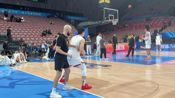  伤愈复出战强敌！张宁赛前热身练习外线三分