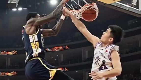  萨姆纳+奎因虐筐秀！战斧劈扣+双手暴扣点燃全场