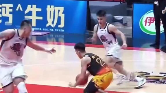 什么叫顶级运控？庞峥麟运球1过4 帅出新高度