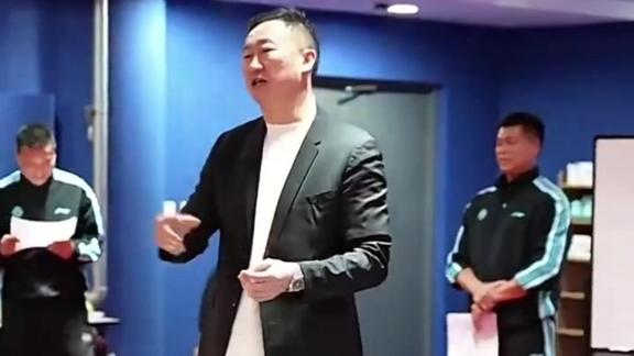  青岛男篮分享更衣室直击：总结经验 整装再战！