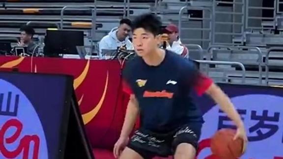 回归进行时！崔永熙在场上进行热身 状态积极