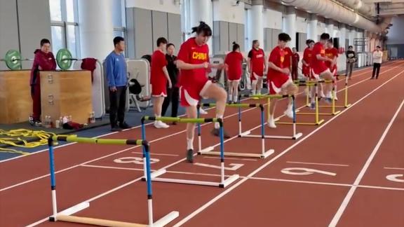 中国女篮集训：田径场速度力量和灵活性专项训练