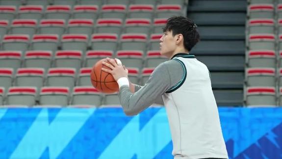 手缠绷带瞩目！曾凡博赛前加练三分盼找回手感